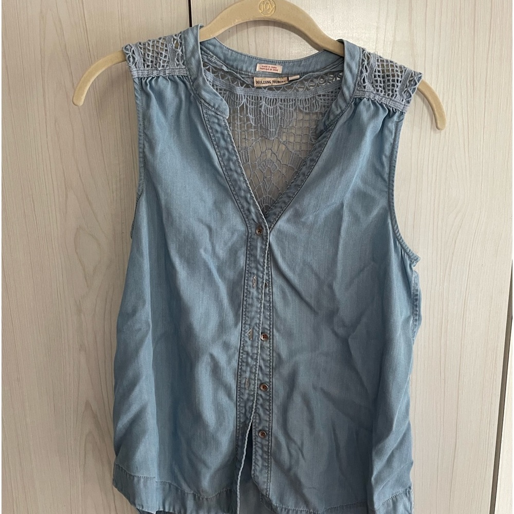 Light denim sleeveless button up top